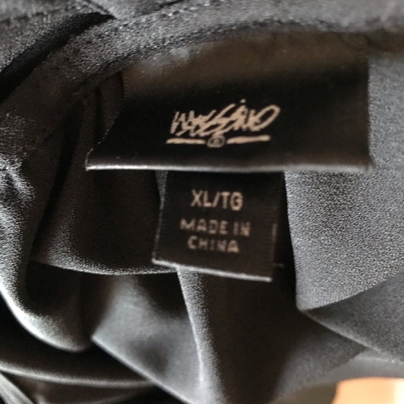 Black asymmetric dress with strap design - Picture 4 of 7